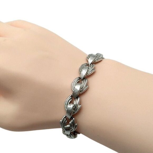 Vintage Monet Silver-Tone Textured Chain Link Bracelet with Safety Chain - Picture 9 of 16